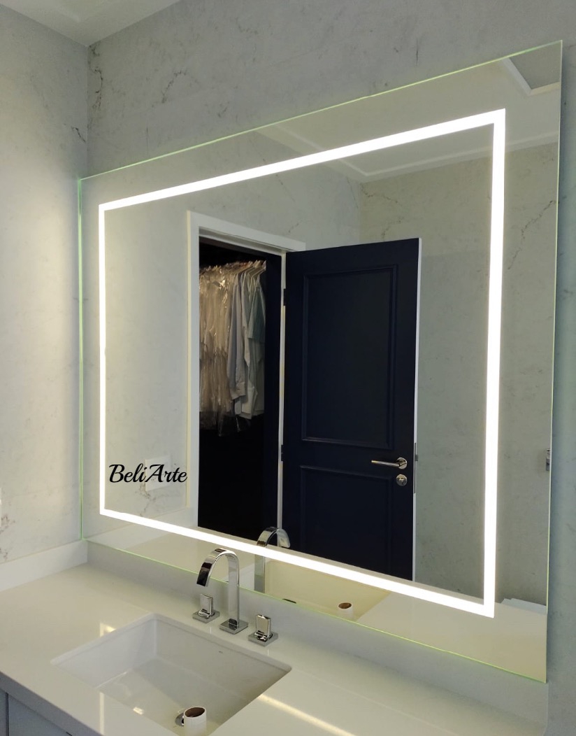 Espelho com iluminação perimetral